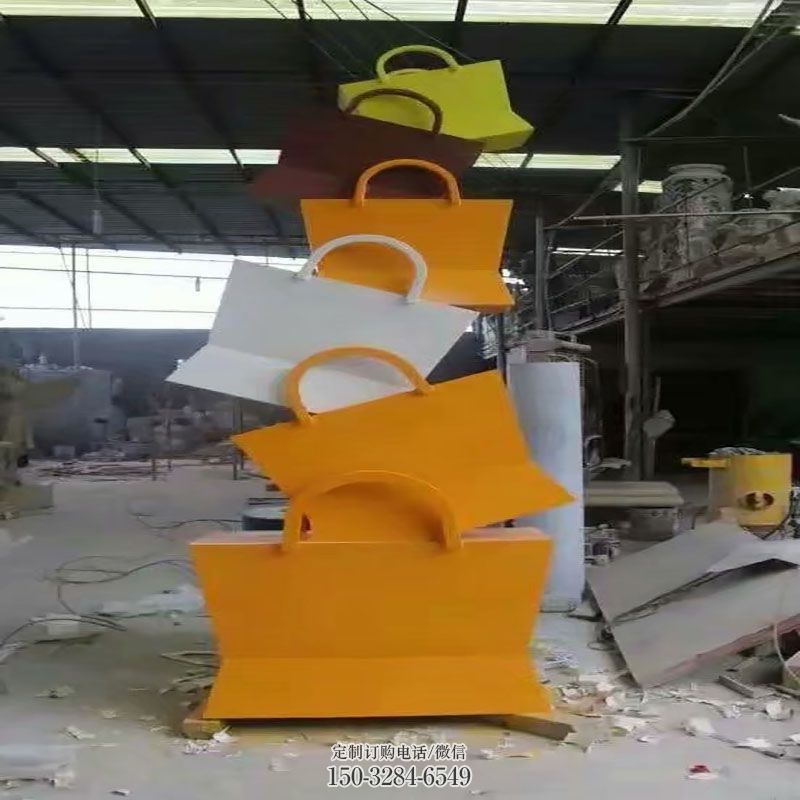 镇江烤漆挎包雕塑制造商，室外软装，景观挎包雕塑制作