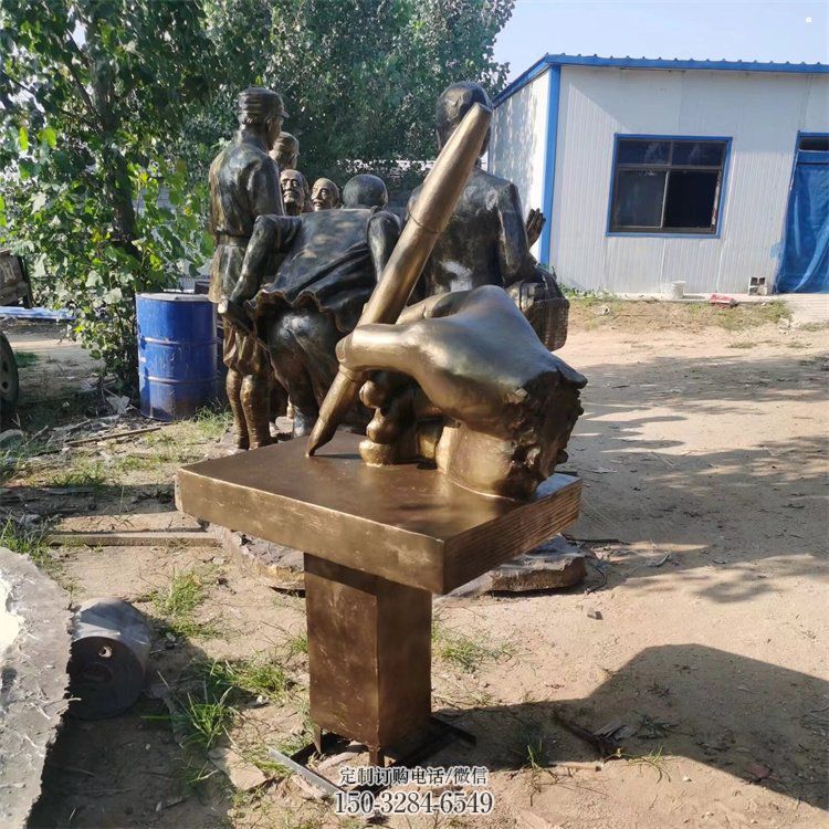 扬州手握钢笔雕塑，街道标识，玻璃钢手握钢笔雕塑厂家